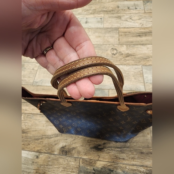 Louis Vuitton Neverfull MM Red Interior 
❤️ - Picture 4 of 16